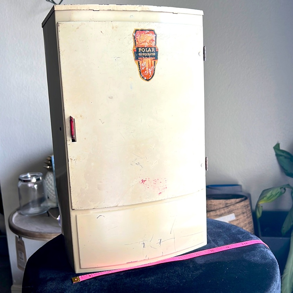 1950s Vintage Child’s Refrigerator - Picture 3 of 7